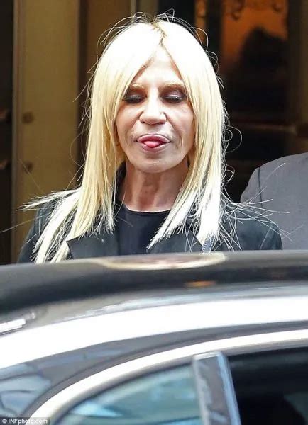 come sarebbe la faccia di donatella versace senza plastica